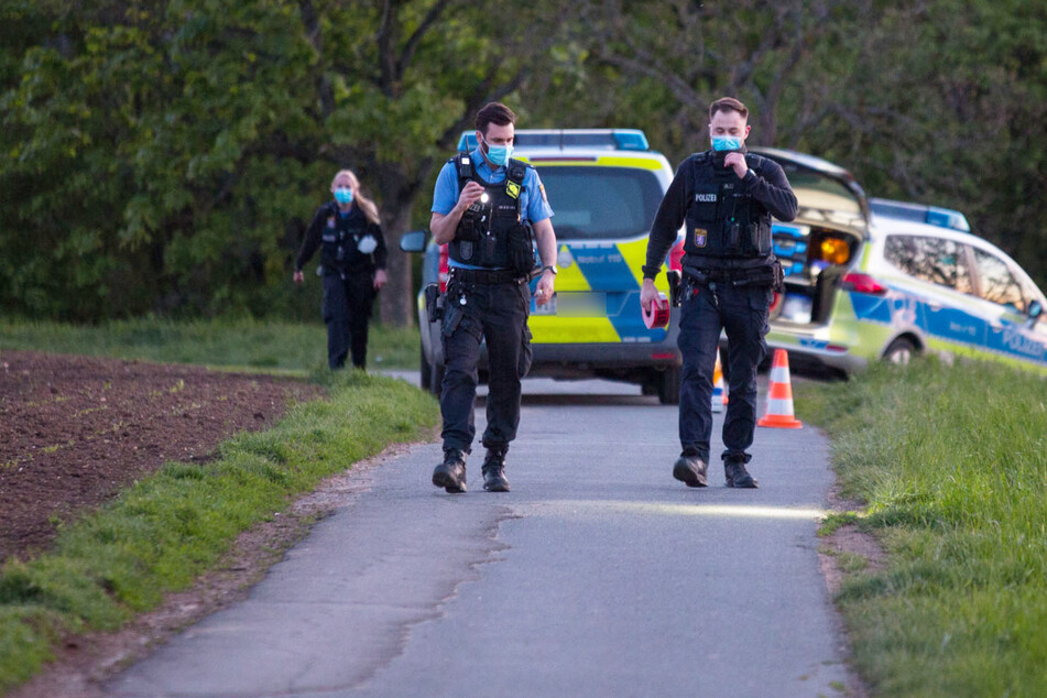 Mehrere Polizeistreifen und ein Hubschrauber waren bei der Fahndung im Einsatz, blieben aber bislang erfolglos.