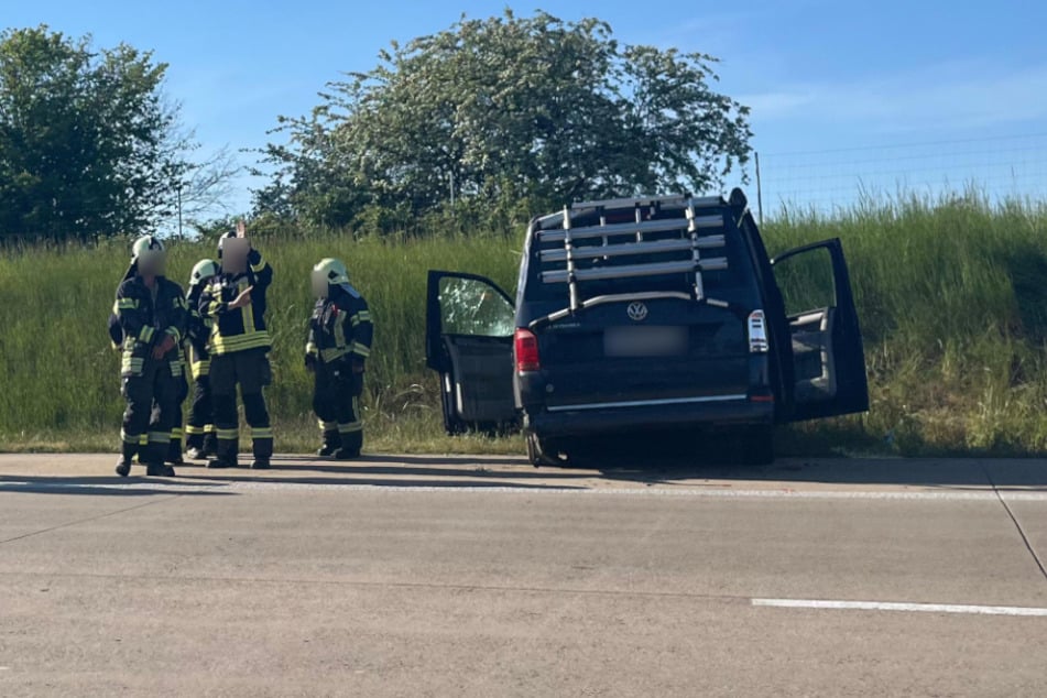 Dieser VW-Transporter krachte am Dienstagabend auf der A4 bei Chemnitz in den Straßengraben.