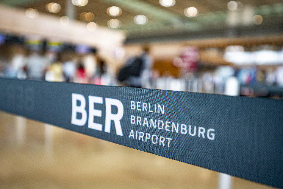 Am Flughafen Berlin und Brandenburg konnte die Grenzpolizei am Montag einen Haftbefehl vollstrecken. (Symbolbild)