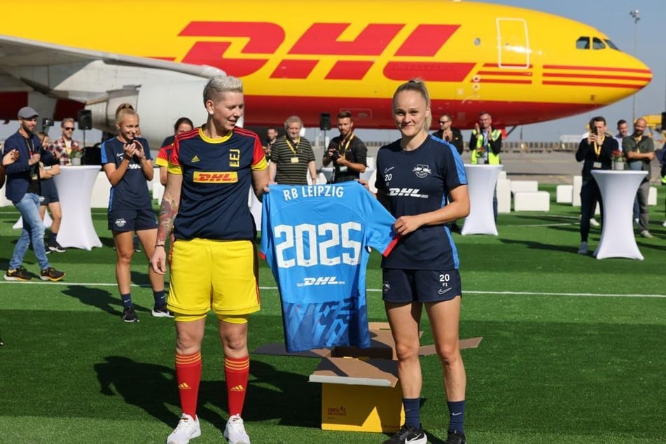 Das neue Trainingsshirt des Leipziger Frauenteams wurde vorgestellt.
