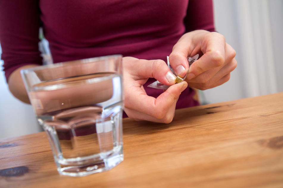 Wer eigenmächtig Vitamin D einnimmt, sollte die empfohlene Tagesdosis berücksichtigen.