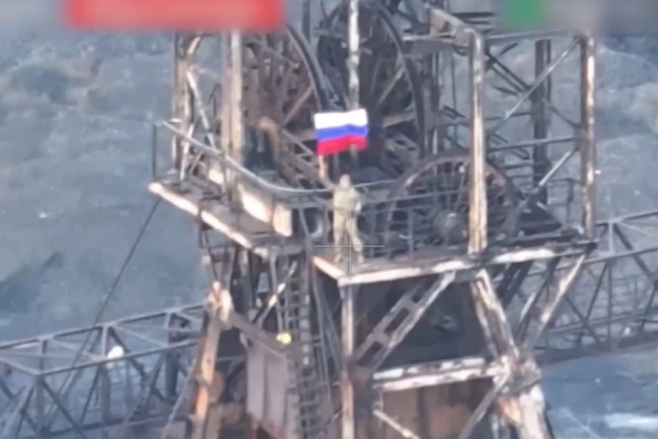 Dieses Bild wurde vom russischen Verteidigungsministerium verbreitet. Es soll einen russischen Soldaten in Myrnohrad zeigen. Möglicherweise auf dem Turm der Tsentralna Mine im Norden der Stadt.