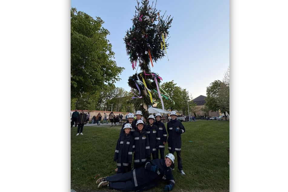 Die Feuerwehrjugend stellte kurz darauf einen kleinen Maibaum auf.