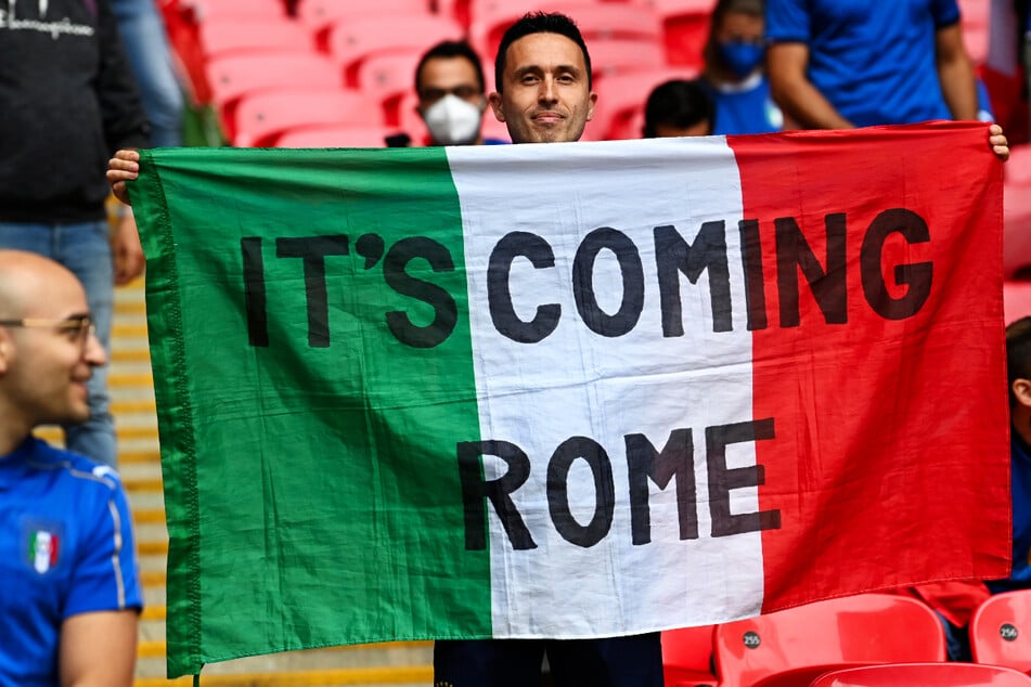 Es geht auch friedlich und witzig: Dieser italienische Fan hat den englischen Spruch "It's Coming Home" auf amüsante Art und Weise abgewandelt. Er möchte verständlicherweise, dass die Trophäe nach Rom kommt und nicht auf der Insel verbleibt.