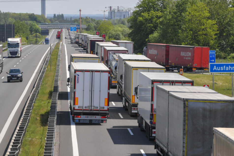 Lastwagen stauen sich auf der Autobahn A12 in Richtung Polen vor dem deutsch-polnischen Grenzübergang.