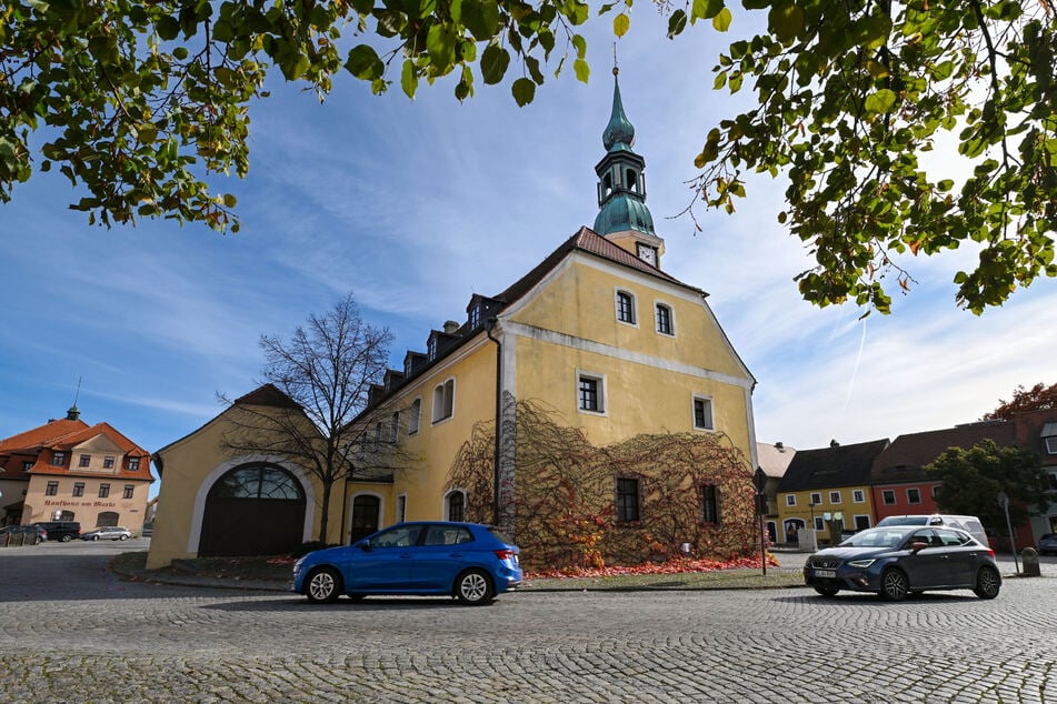 Der Marktplatz von Weißenberg mit dem gelben Rathaus.