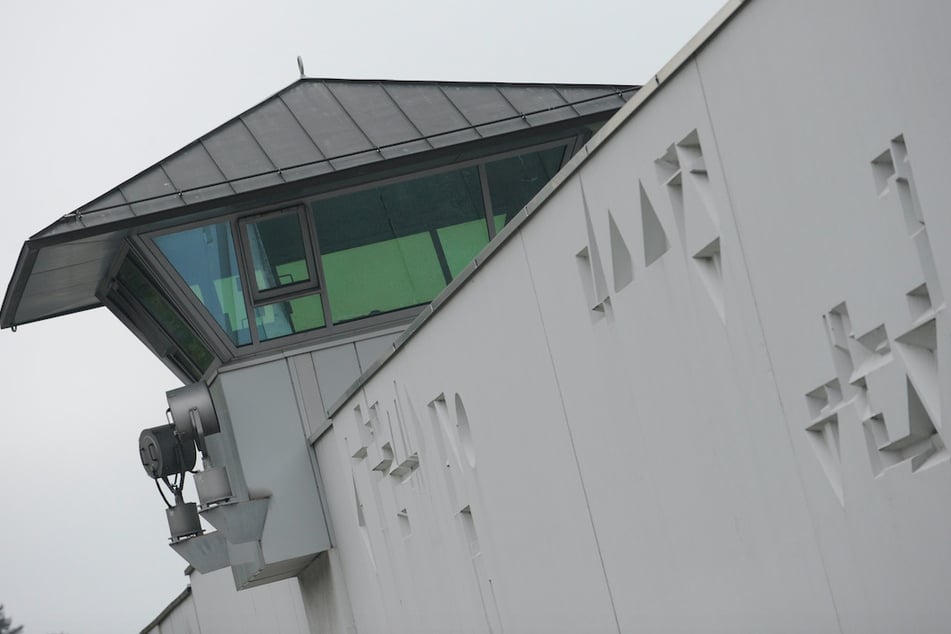 Ein Wachturm der Justizvollzugsanstalt Stadelheim. Corona hat den Alltag in den 36 bayerischen Haftanstalten verändert.