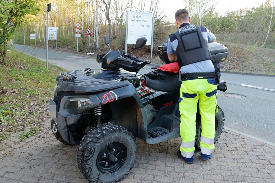 Quad überschlägt sich: Fahrer und Beifahrerin eingeklemmt