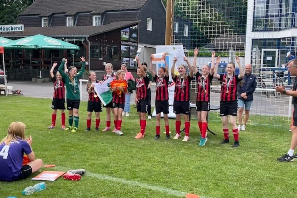 Hoch mit dem Pokal! Die Freude ist den Dresdnerinnen ins Gesicht geschrieben.