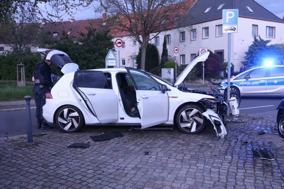 Ein VW-Fahrer ist am Sonntagabend während seiner Flucht vor der Polizei verunfallt.