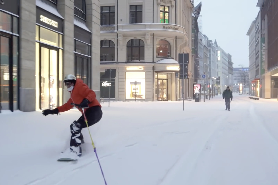 Quer durch die Grimmaische Straße, hier auf Höhe Galeria Karstadt Kaufhof, wurde ein Pistenkönig gezogen.