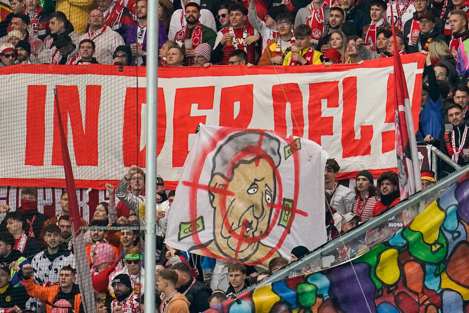 Während der Partie hielten Kölner Fans Transparente mit der Aufschrift: "Nein zu Investoren in DFL!" in die Höhe.