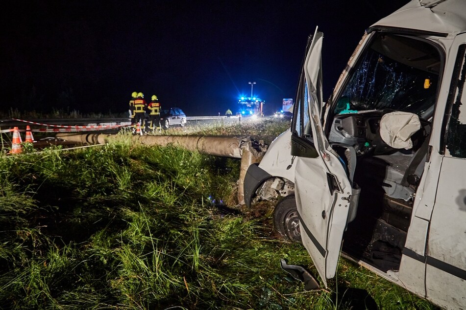 Der weiße Ford Transit "fällte" den Betonmast. Dieser kippte in der Folge auf die Fahrbahn.