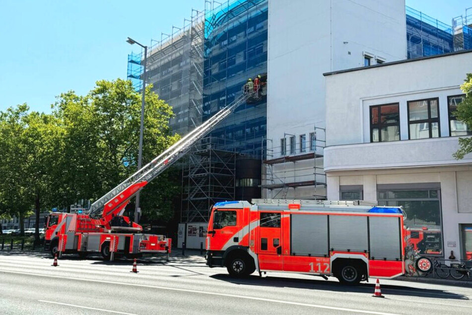 Die schwer verletzte Person musste über eine Drehleiter von dem Gerüst geborgen werden.