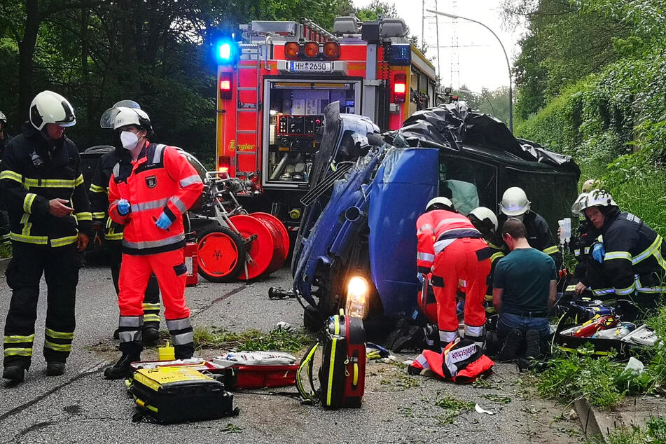 Mann (27) wird bei heftigem Unfall aus dem Auto geschleudert: Lebensgefahr!