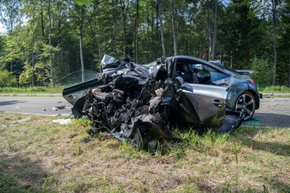 Der Fahrer des Audi TT starb vor Ort.