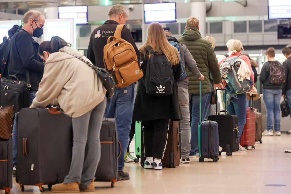 Das Passagieraufkommen am Hamburger Flughafen soll sich während der Feiertage in Grenzen halten. (Archivbild)