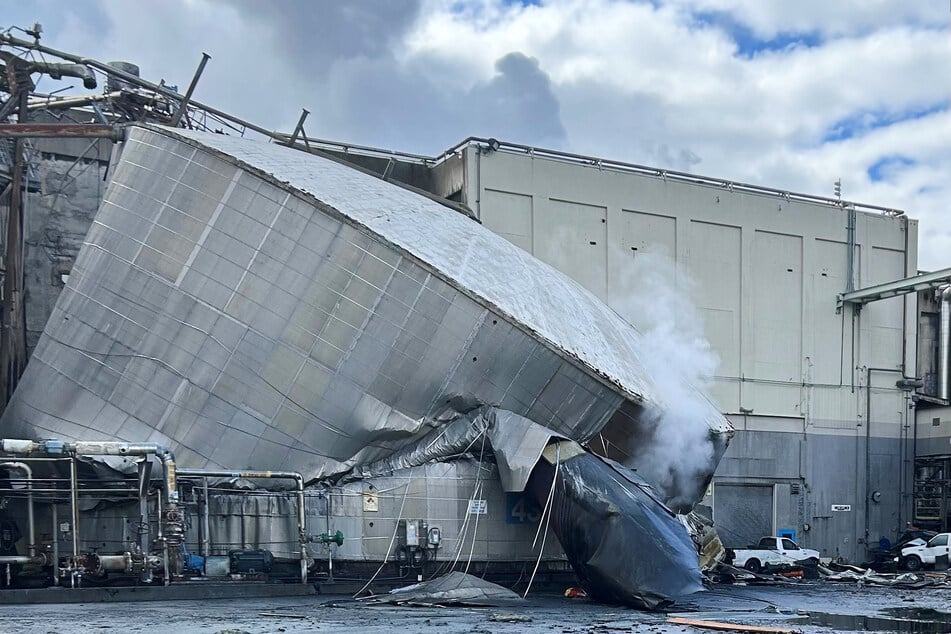 Die Schäden nach der Implosion eines Tanks mit gefährlicher Flüssigkeit.