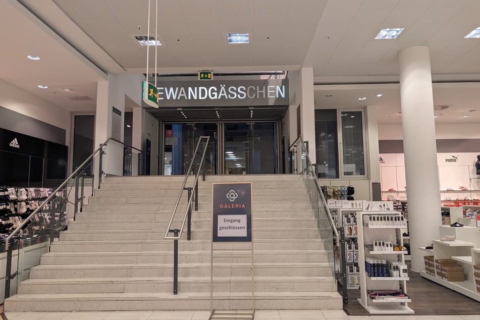 "Eingang geschlossen" steht auf einem Schild im Galeria-Erdgeschoss. Es betrifft den kaum genutzten Seiteneingang zum Gewandgäßchen.