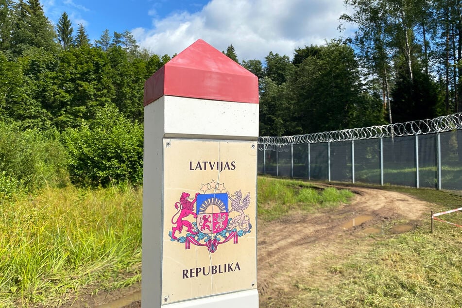 Ein Grenzpfeiler mit der Aufschrift "Republik Lettland" an der russischen Grenze. (Archivfoto)