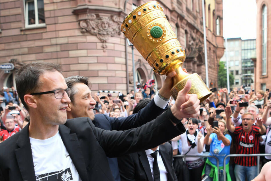 Fredi Bobic und Nico Kovac feiern in Frankfurt den DFB-Pokalsieg 2018.