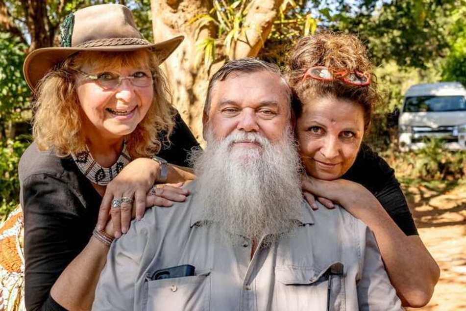 Kaffeebauer Werner (†64) verstarb kurz nach den Dreharbeiten. Wie er seine Hofdamen Conny (55, r.) und Katrin (62) kennenlernte, wird dennoch ausgestrahlt.