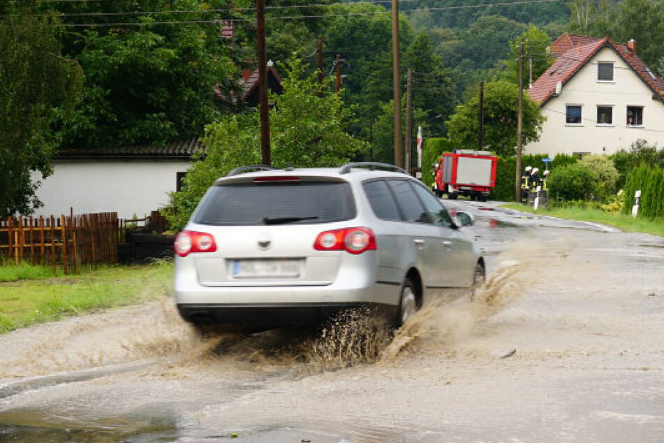 Das Wasser forderte manch einen Autofahrer heraus.