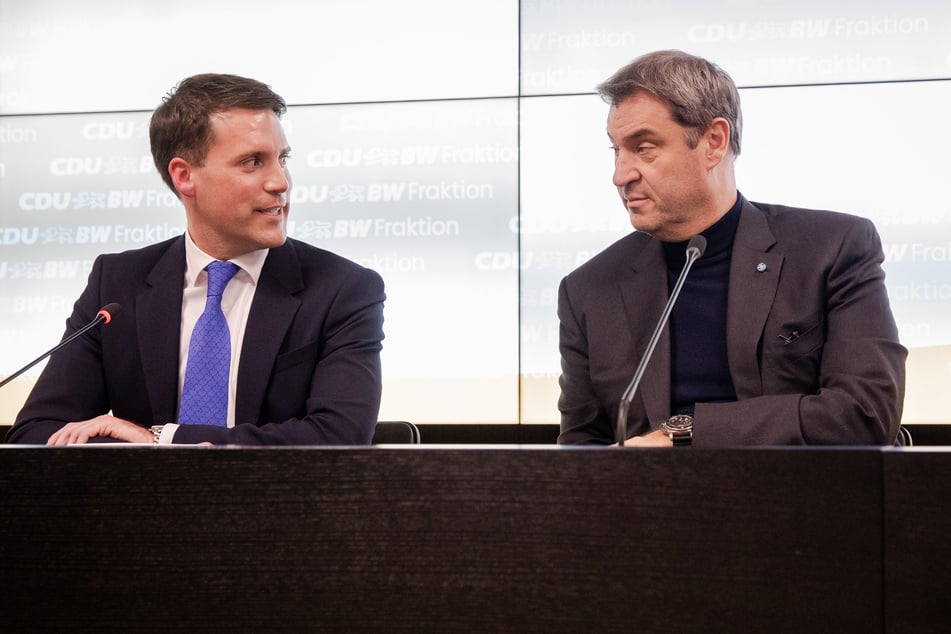 Manuel Hagel (36) und der bayrische Ministerpräsident Markus Söder (57) auf einer Pressekonferenz.