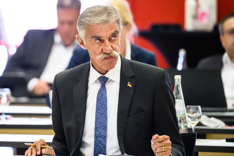 Mag Schnurrbärte, aber keine Regenbogen-Kapitänsbinde: AfD-Politiker Uwe Junge (63).