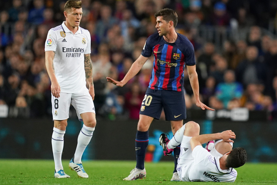 Man kennt sich: Toni Kroos (l.) und Sergi Roberto (M.) standen sich unzählige Male im El Clásico - dem Traditionsduell zwischen Real Madrid und dem FC Barcelona gegenüber.