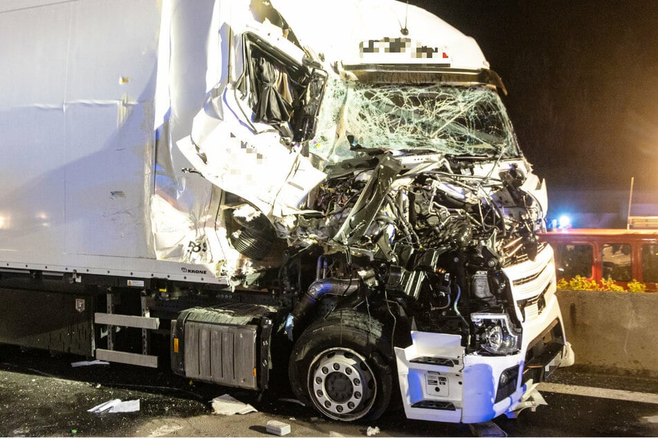 Die Front des Lastwagens, der in den Anhänger gekracht war, wurde bei dem heftigen Aufprall auf der A9 in Bayern schwer beschädigt.