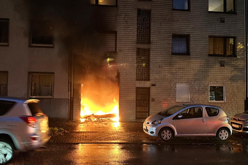 Das Feuer war am Dienstagabend in einer Garage im Kölner Stadtteil Humboldt/Gremberg ausgebrochen.