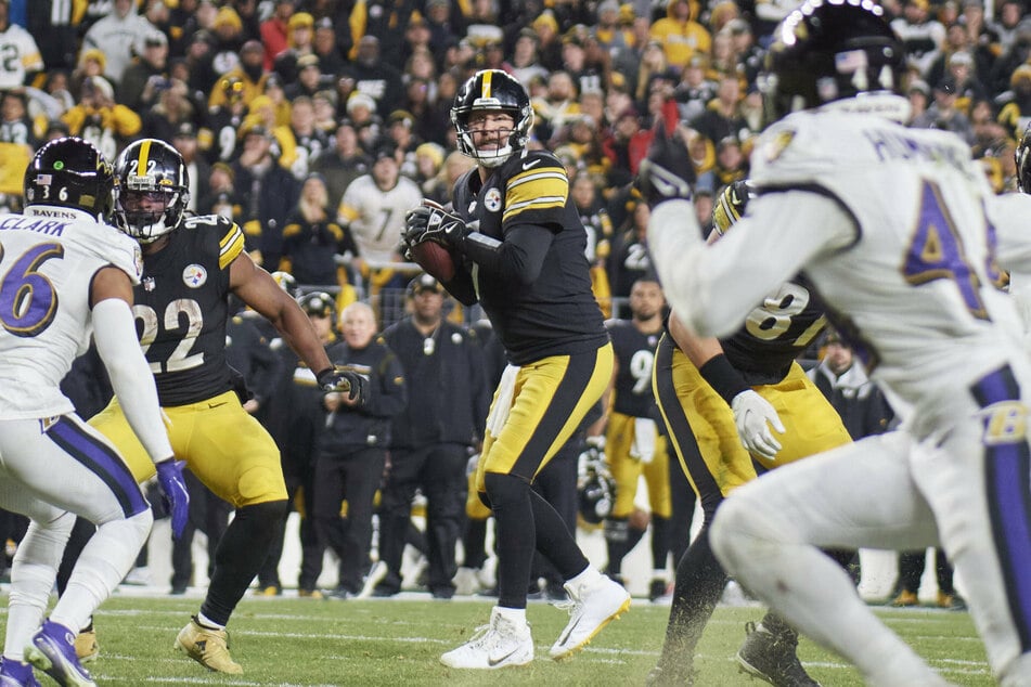 Steelers quarterback Ben Roethlisberger (c) threw two TDs to beat the Ravens on Sunday night.