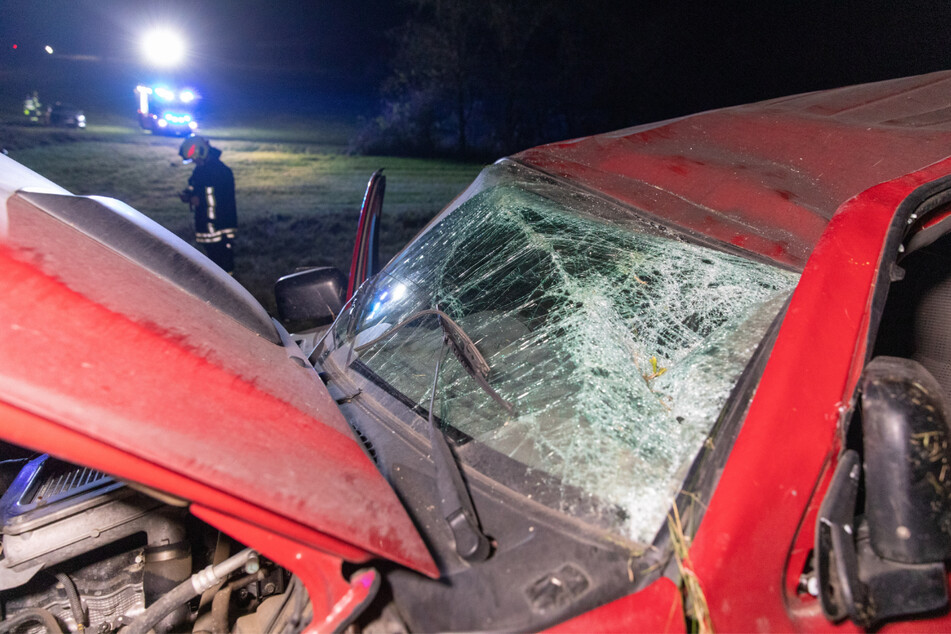 "Mysteriöser" Unfall? Feuerwehr findet Blutspuren an kaputtem Auto, aber keine Personen