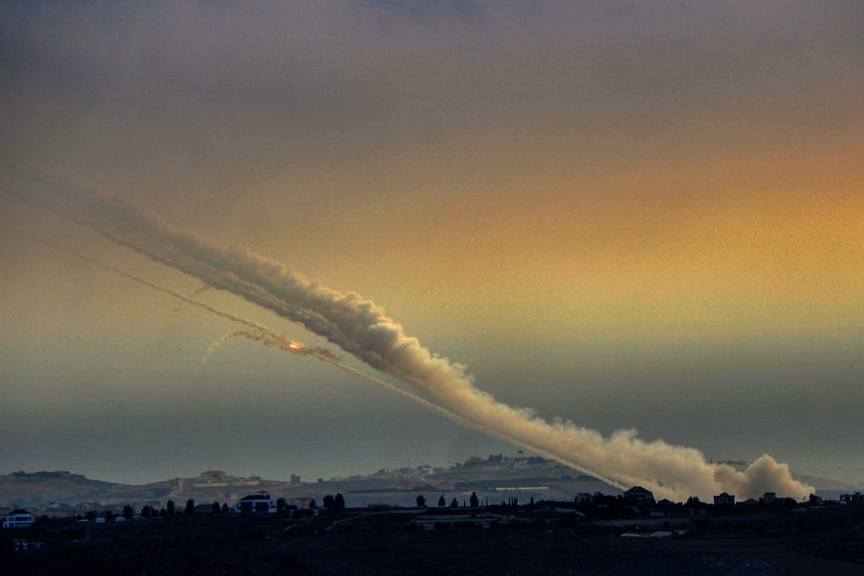 Spuren von Raketen, die von der pro-iranischen Hisbollah in Richtung Nordisrael abgefeuert wurden, irgendwo in der Nähe der südlibanesischen Stadt Nabatieh.