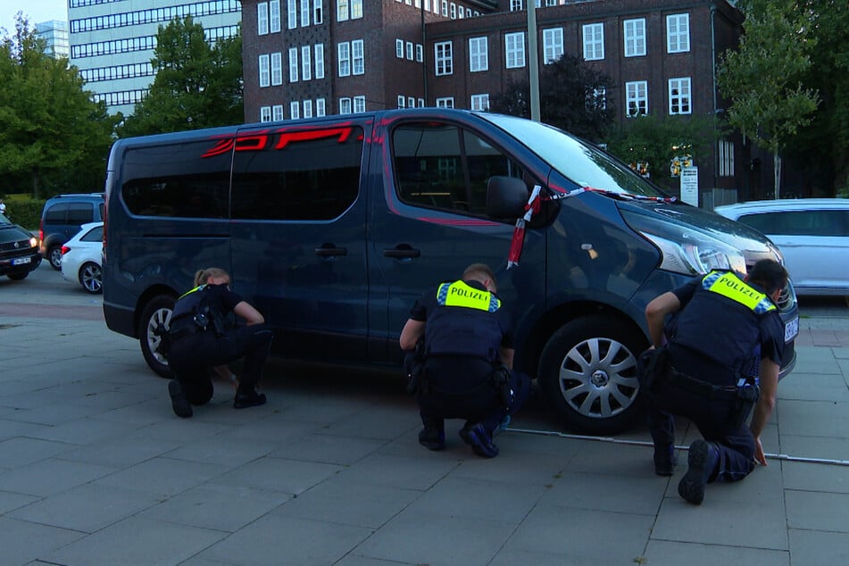 Polizisten untersuchen den Tatort.