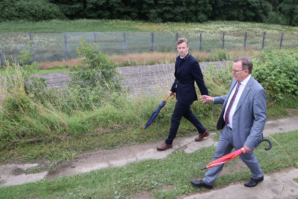 Thüringens Ministerpräsident Bodo Ramelow (65, Linke, r.) und Hofs Landrat Oliver Bär (44, CSU) gingen die ehemalige innerdeutsche Grenze in Mödlareuth ab.