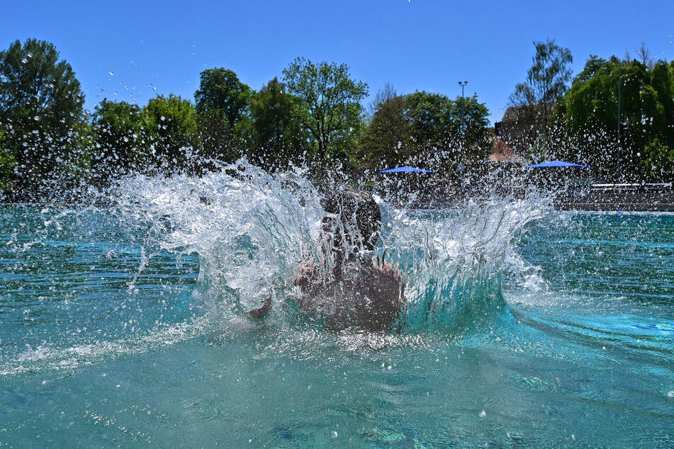 Kühle Temperaturen und wenig Sonne: Die Freibadsaison läuft in NRW bislang schleppend an. (Archivbild)