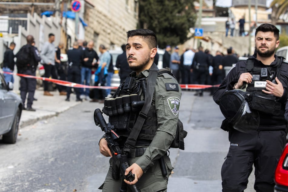 Laut Polizei hat ein 13-Jähriger einen weiteren Angriff in Jerusalem verübt. Der Junge habe zwei Menschen im Stadtteil Silwan durch Schüsse verletzt.