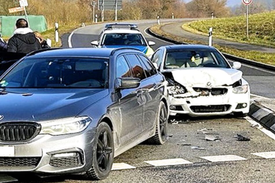 Beim Kreisverkehr am Ortseingang von Katzweiler kam es am Sonntag zu einem Unfall mit zwei Verletzten.