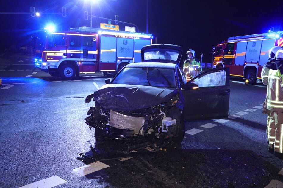 Auf der Kreuzung Räcknitzhöhe/Bergstraße kam es in der Nacht zu einer Kollision zwischen VW- und Mercedes-Fahrer.