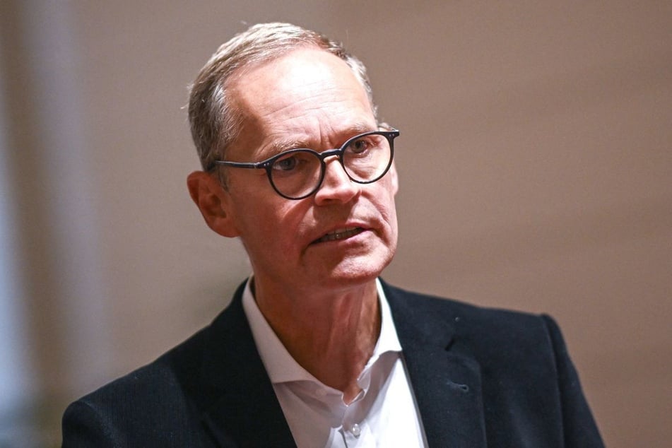 Berlins früherer Regierender Bürgermeister Michael Müller (61, SPD) hält die Bildung einer Drei-Parteien-Koalition mit der Linken an der Spitze für äußerst schwierig.