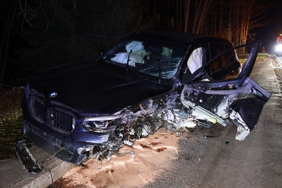 BMW kracht in Mauer: Fahrer bei Unfall im Erzgebirge verletzt