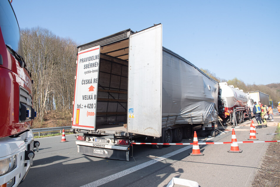 Unfall A3: Sattelzug kracht in Stauende: Zwei Lkw-Fahrer schwerverletzt, Autobahn dicht!