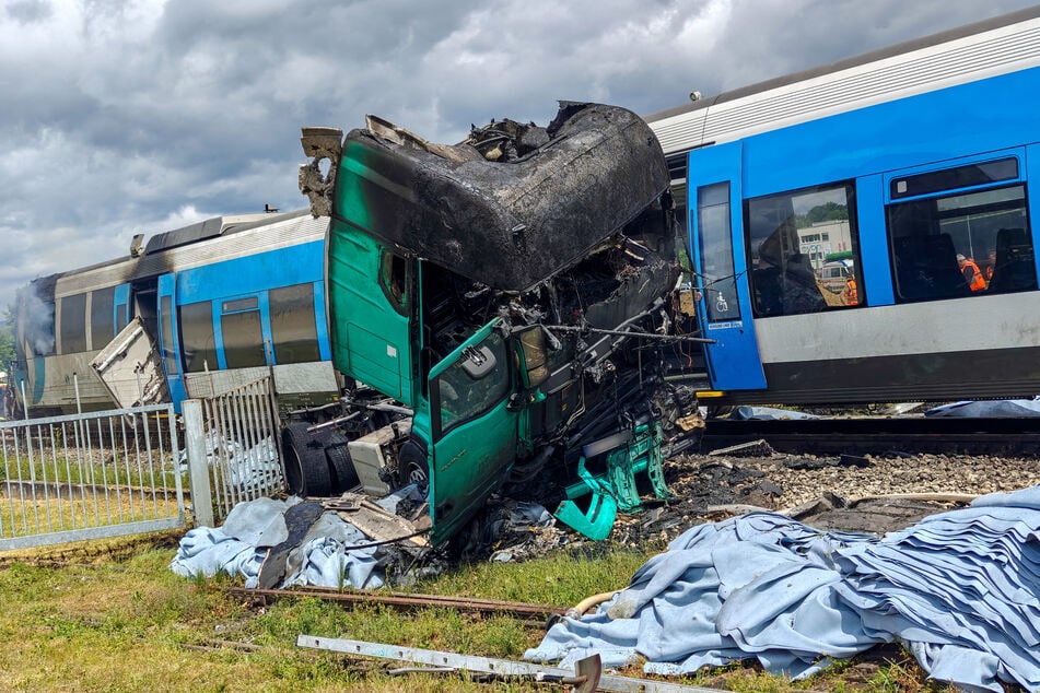 Der Unglücks-Truck fing Feuer und wurde völlig zerstört.