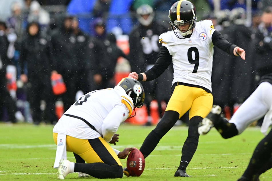 Pittsburgh Steelers kicker Chris Boswell (r) kicked the game-winning field goal that got the Steelers into the playoffs.