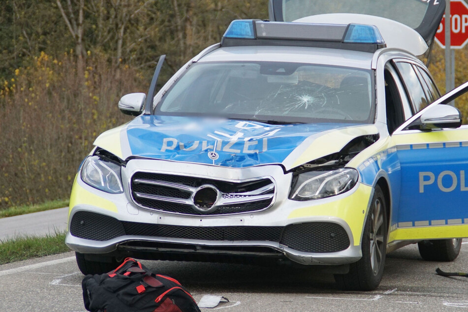 Vor dieses Polizeiauto ist die 30-Jährige gelaufen, ehe sie an den Folgen des Unfalls verstarb.