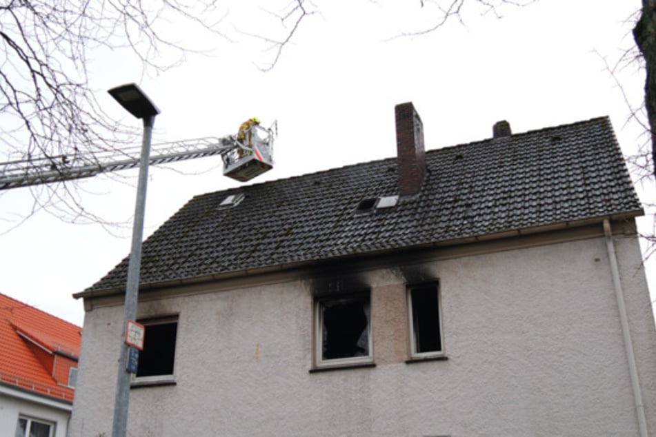 Während der Löscharbeiten kam auch eine Drehleiter zum Einsatz.