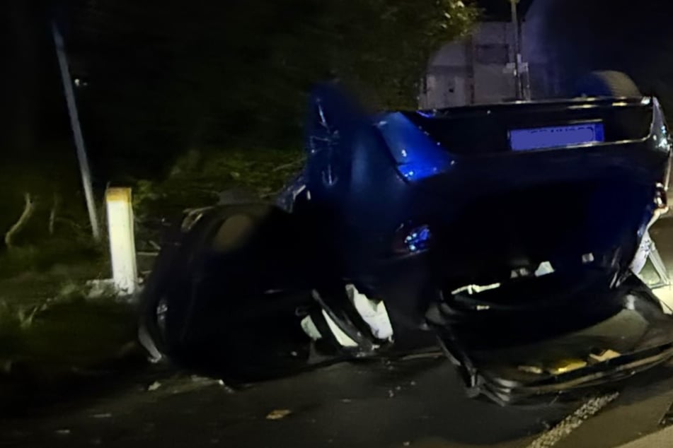 Auto überschlägt sich: Frau brettert über Kreisverkehr und verletzt sich schwer