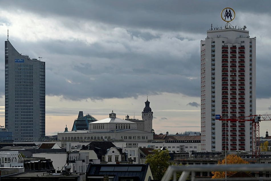 Wolken über Leipzig: Hier bleibt den Menschen sachsenweit am wenigsten Einkommen übrig. (Archivbild)